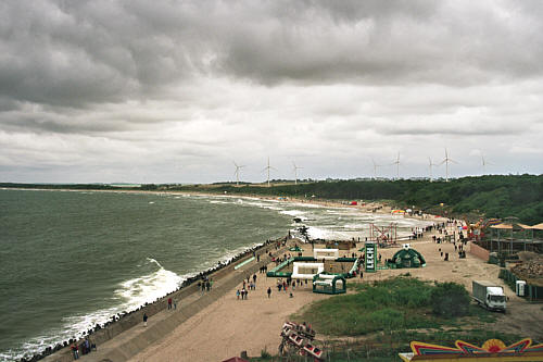 Widok z latarni morskiej na plażę 