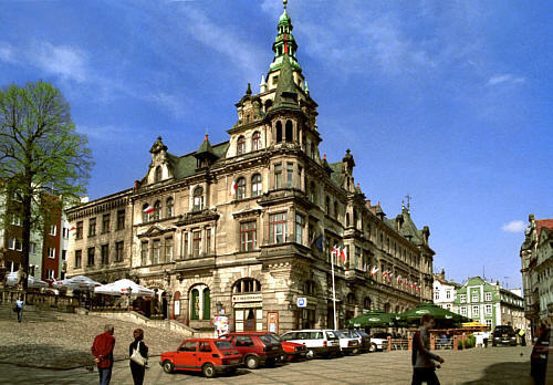Potężny ratusz kłodzki z XIV wieku przebudowany w XIX w.