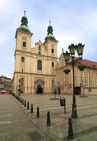 Kościół a obok klasztor oo. Franciszkanów z XVII wieku - ciemniejszy pas na murach to ślad po wielkiej powodzi jaka dotknęła miasto w 1997 r.