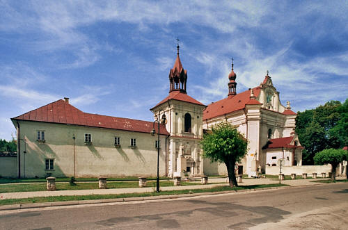 Barokowy kościół i klasztor pw. Nawiedzenia Najświętszej Marii Panny z XVII w. ufundowany przez Marysieńkę Sobieską