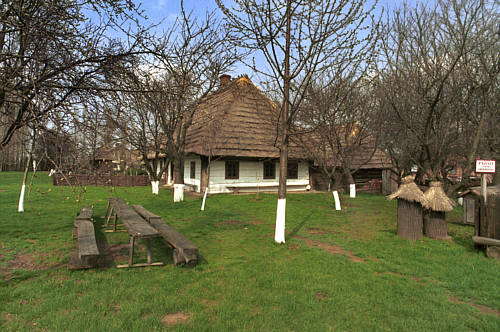 Niewielki skansen w Markowej - chałupa bogatego chłopa i ule