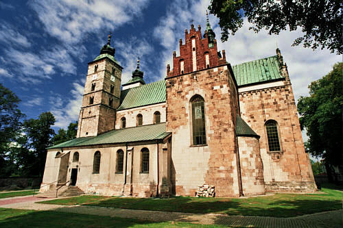 Zdjęcie kolegiaty romańskiej z XII wieku