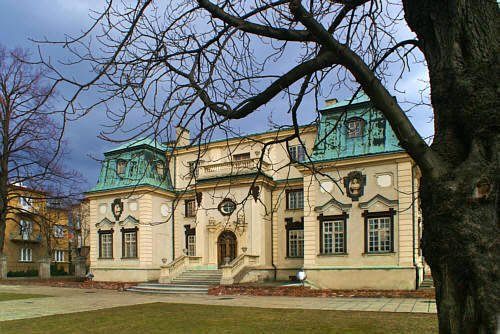 Letni Pałac Lubomirski z XVIII w. koło zamku