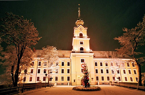 Front zamku z wieżą