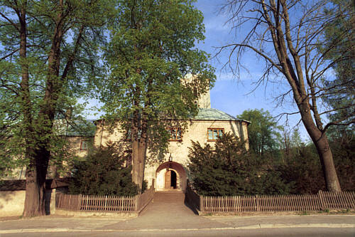 Widok  na klasztor z drogi