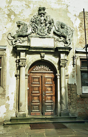 Portal na dziedzińcu