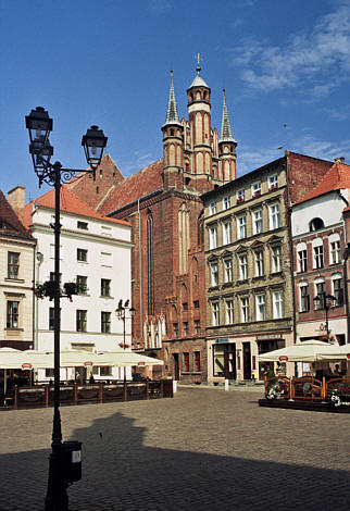 Kościół Wniebowzięcia Najświętszej Marii Panny (dawny Kościół pofranciszkański z XIII w.) i kamieniczki na starym rynku