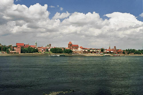 Widok zza Wisły na Toruń