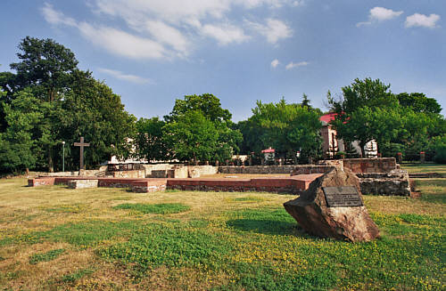 Fundamenty kolegiaty Nawiedzenia Najświętszej Marii Panny z XIV w., zbombradowanana i wysadzona przez Szwabów w 1940r. 