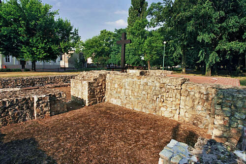 Fundamenty kolegiaty Nawiedzenia Najświętszej Marii Panny z XIV w., zbombradowanana i wysadzona przez Szwabów w 1940r.