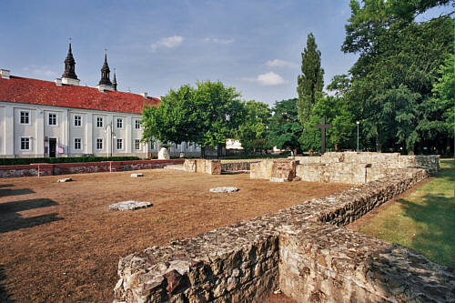 Funamenty kolegiaty, a za nimi  dawne kolegium pijarów.  Wieże należą do kościoła św. Józefa