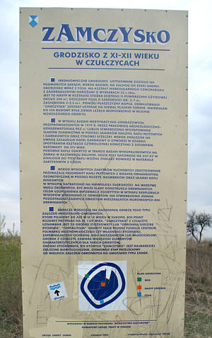 Gródek jest oznaczony tablicą informacyjną