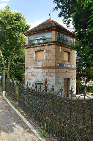Przed wejściem do parku nad rzeką stoi dziwna wieża
