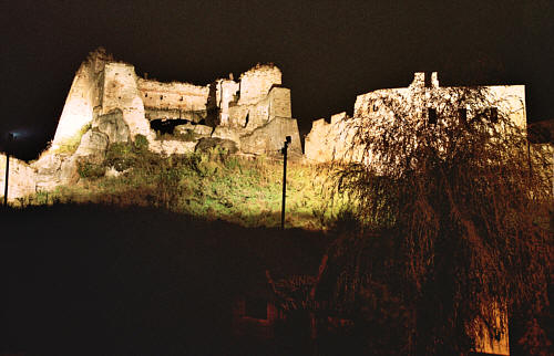 Zamek w Odrzykoniu nocą