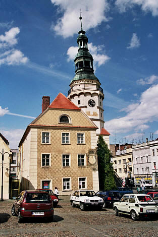 Renesansowy ratusz z XVI w. z zegarami słonecznymi