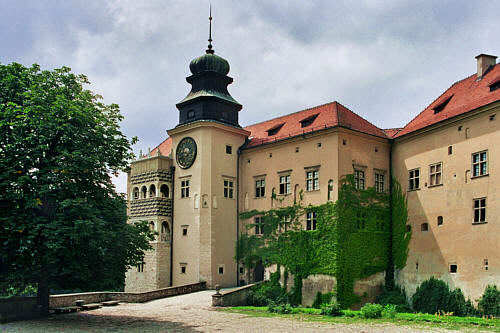 Zamek właściwy z wieżą bramną