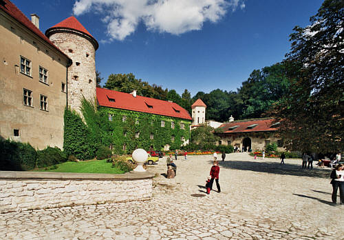 Widok spod wieży bramnej