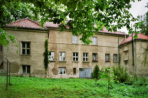 Oficyna dworska z tyłu - przypomina dwór, bo również posiada alkierze