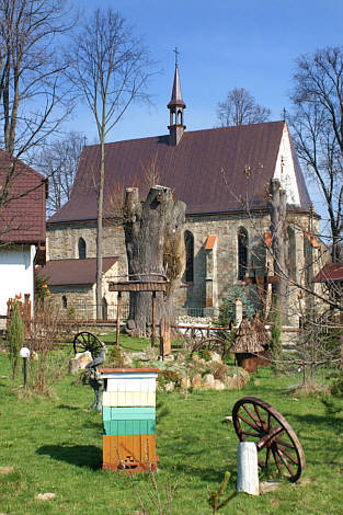 Połomia - Widok na kościół z  gaju myśliwskiego