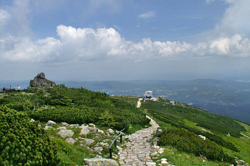 Widok spod Szrenicy  (1362 m npm) na końcowa stację kolejki krzesełkowej