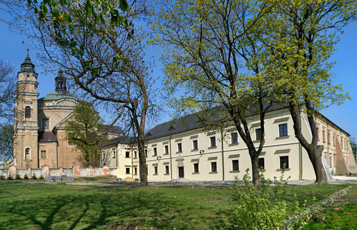 Barokowy kościół św. Ludwika i klasztor Paulinów z XVIII wieku