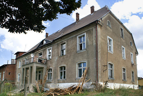 Dwór z XVII wieku przekształcony w XIX wieku