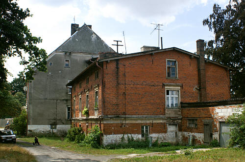 Widok z boku, od strony przybudówki