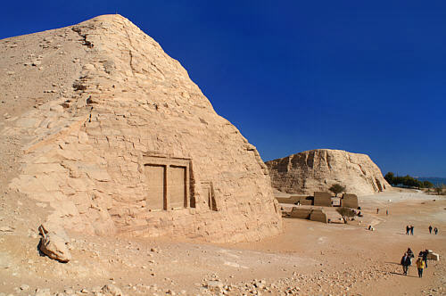 Kompleks  światyń w Abu Simbel Ramzesa II i jego żony Nefertari. Pierwsza jest widoczna z boku, druga w oddali 