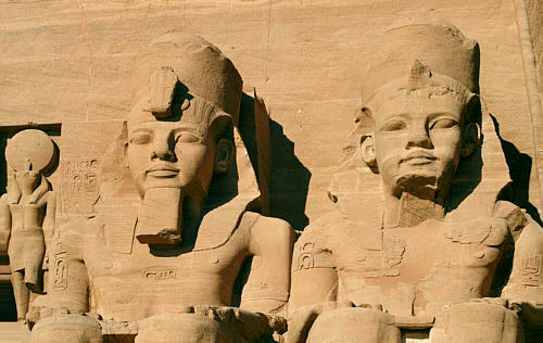 Ramzes II. a po prawej mały bóg Amon-Ra