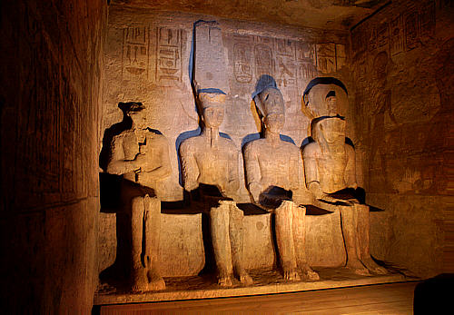 Sanktuarium. Postacie Amon-Ra, Re-Horchate, Ptah i Ramzesa. Dwa razy w roku  wschodzące słońce pada na postacie Amon-Ra i Ramzesa, a po chwili także Re-Horachte. Ptah, jako  bóstwo ciemności pozoistaje w cieniu...
