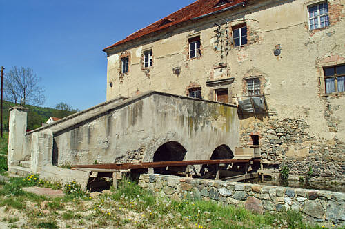 Kamienny most ponad fosą