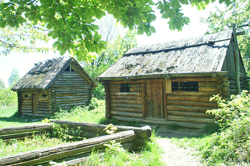 Zrekonstruowane chaty Ślęźan na grodzisku