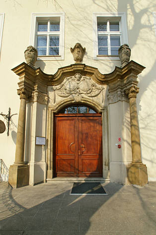 Barokowy portal pałacu w Krzyżowej