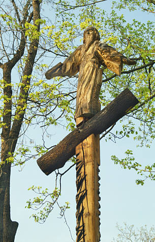Przy kościele stoi na palach kilkanaście rzeźb religijnych