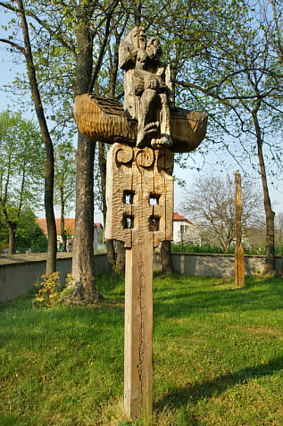 Rzeźby pod kościołem w Krzyżowej