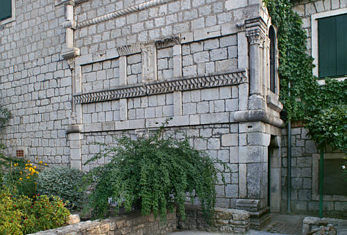 W ściany muzeum wmurowano różne detale rzymskie