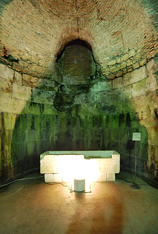 Sala z odkrytym grobowcem