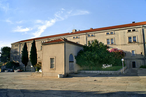 Budynek muzeum wewnątrz fortu