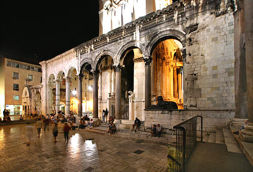 Split - Plac przy katedrze