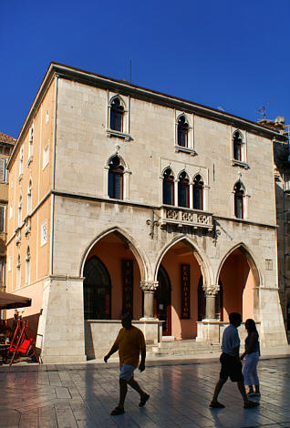 Dawny ratusz z XV w., obecnie muzeum etnograficzne