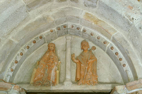 Tympanon w portalu - Tronująca Madonna i bp Tomasz