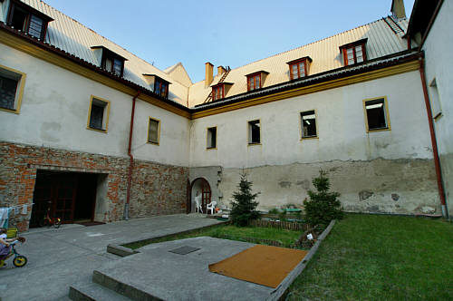 Dziedziniec zboru
