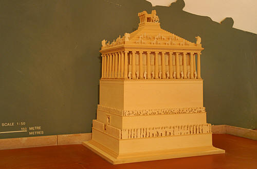Model Mauzoleum - monumentalnej budowli o bogatym wystroju architektonicznym, którą zachwycano się w starożytności