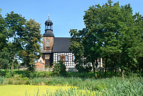 Szachulcowy kościół św. Kazimierza z 1738 r. stojący nad stawem 