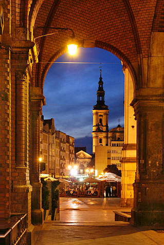 Widok spod podcieni przy katedrze