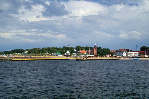 Panorama wybrzeża z latarnią morską