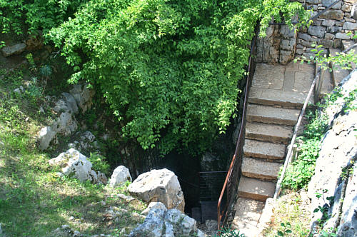 Zejście do jaskini