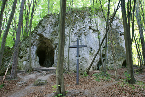 Jaskinia na skale przy tajemniczych ruinach zamku w lesie