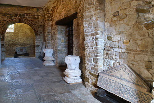 Lapidarium w zachowanych komnatach pałacu biskupów z VI w.