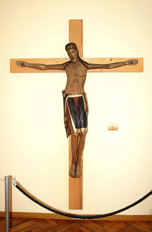 Kolejny XIII-wieczny krzyż. Praktycznie nie pilnowany - u nas byłby ogrodzony albo za szkłem a w pokoju śledziłoby turystów ze 2 pracowników muzeum...